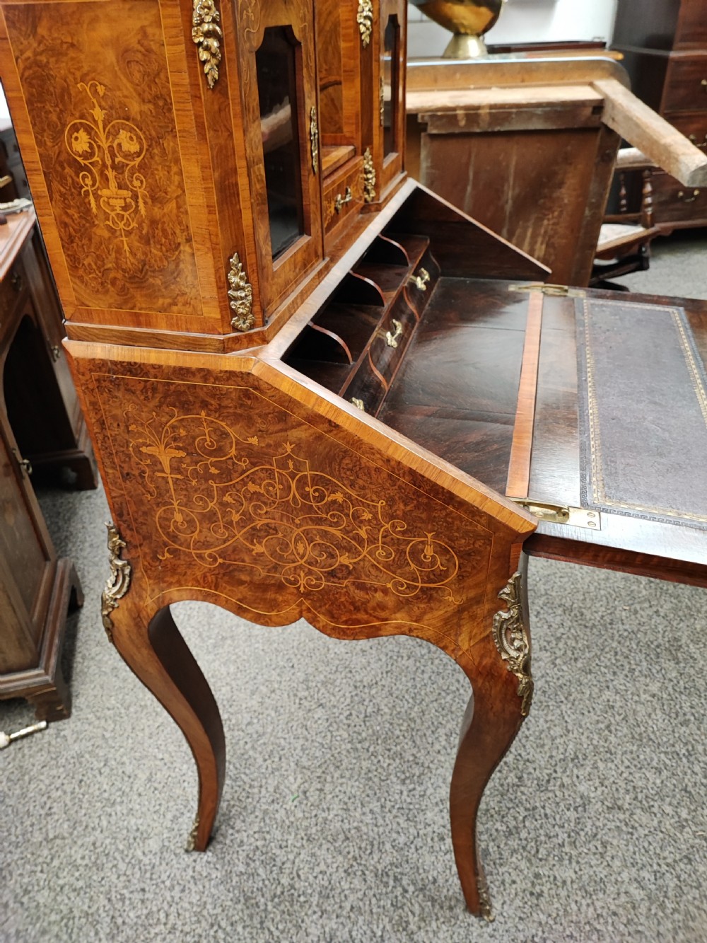 Superb Victorian ladies burr walnut desk. View XXIV