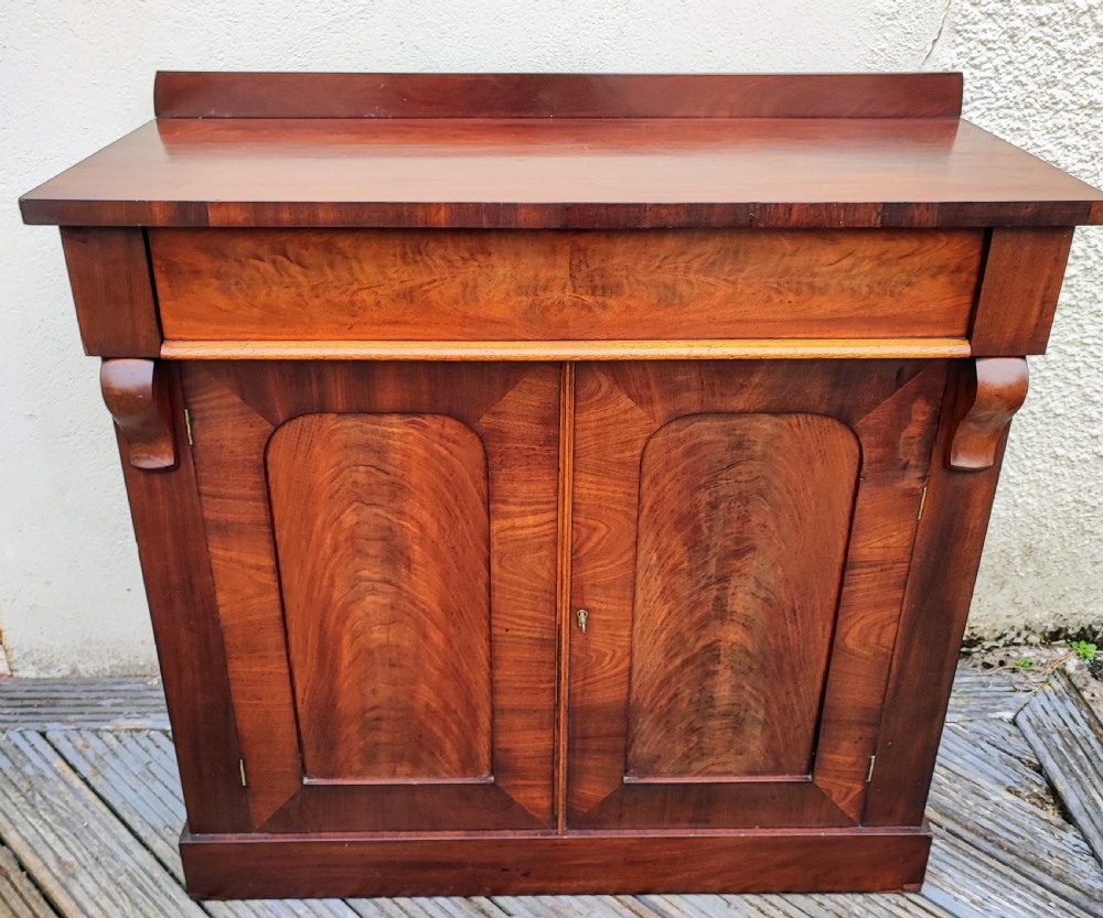 A quality Victorian mahogany 2 door side cabinet, chiffonier.