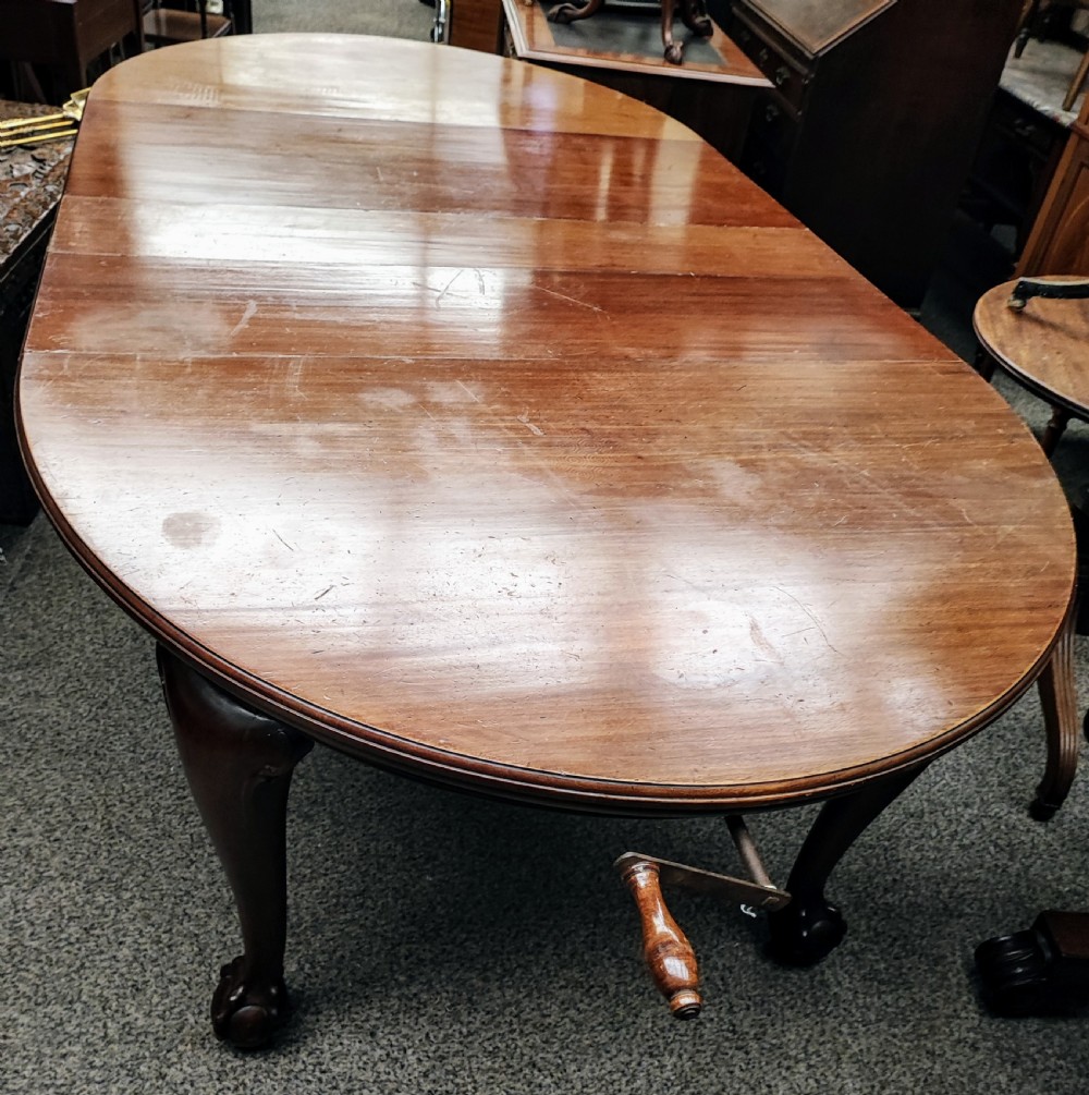 Victorian mahogany extendable dining table.