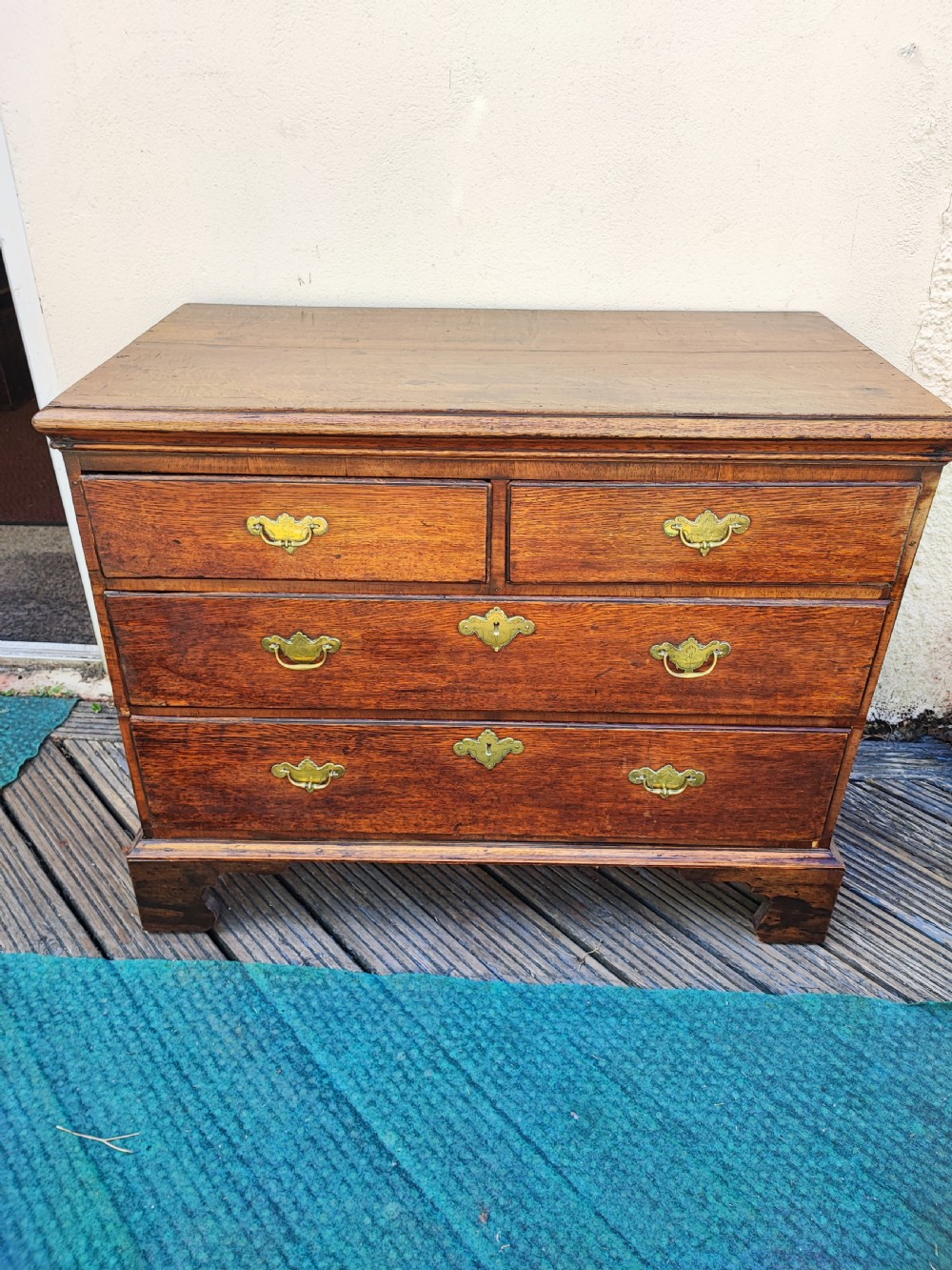 Georgian oak chest of drawers.