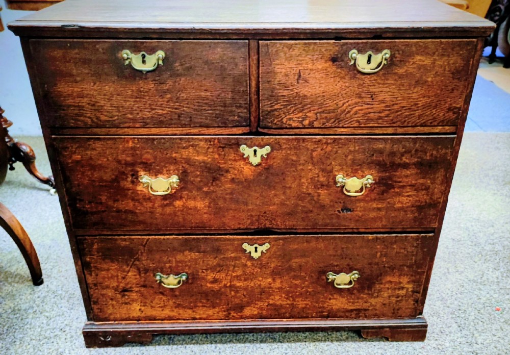 Georgian oak chest of drawers of small size 