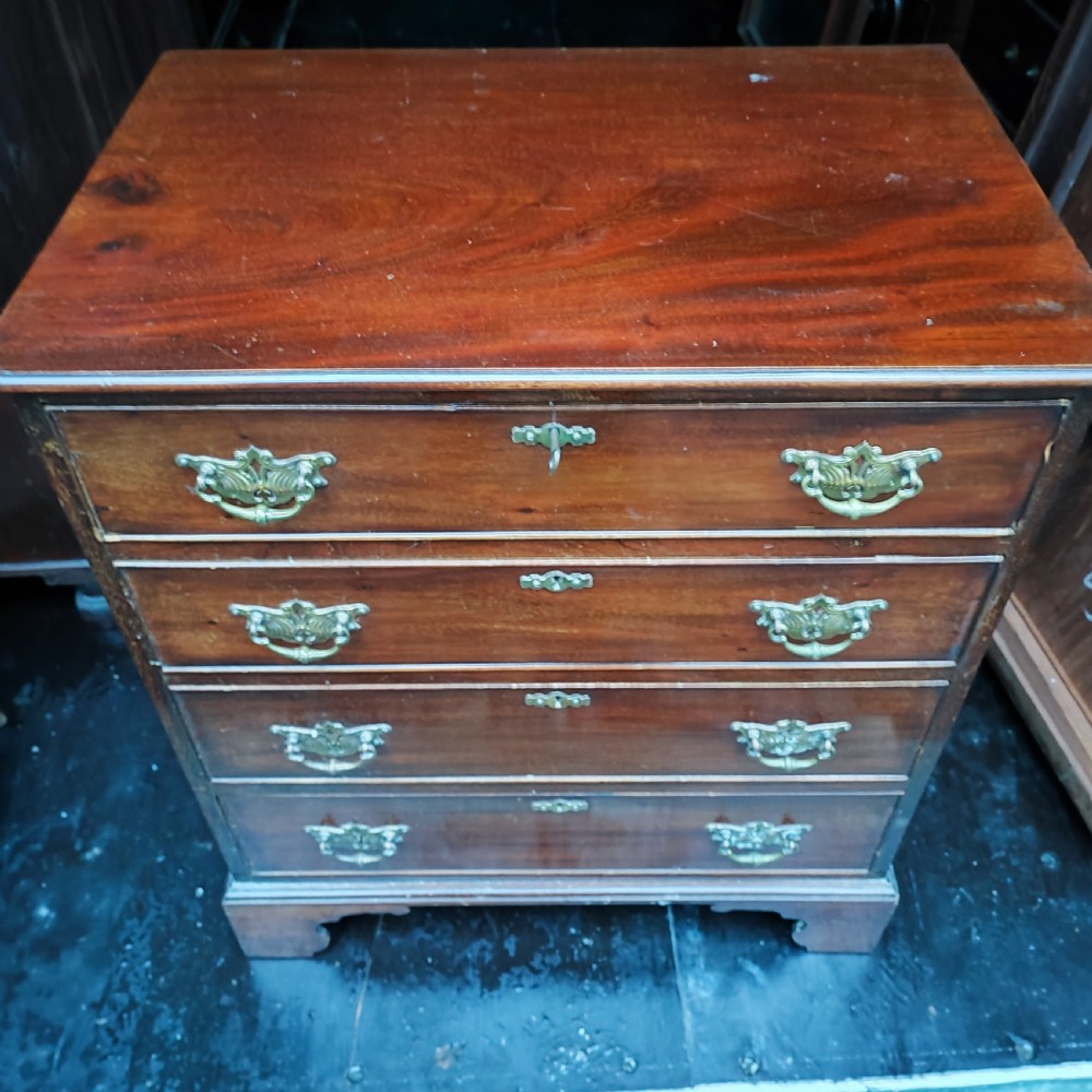 Quality small antique mahogany chest of drawers 