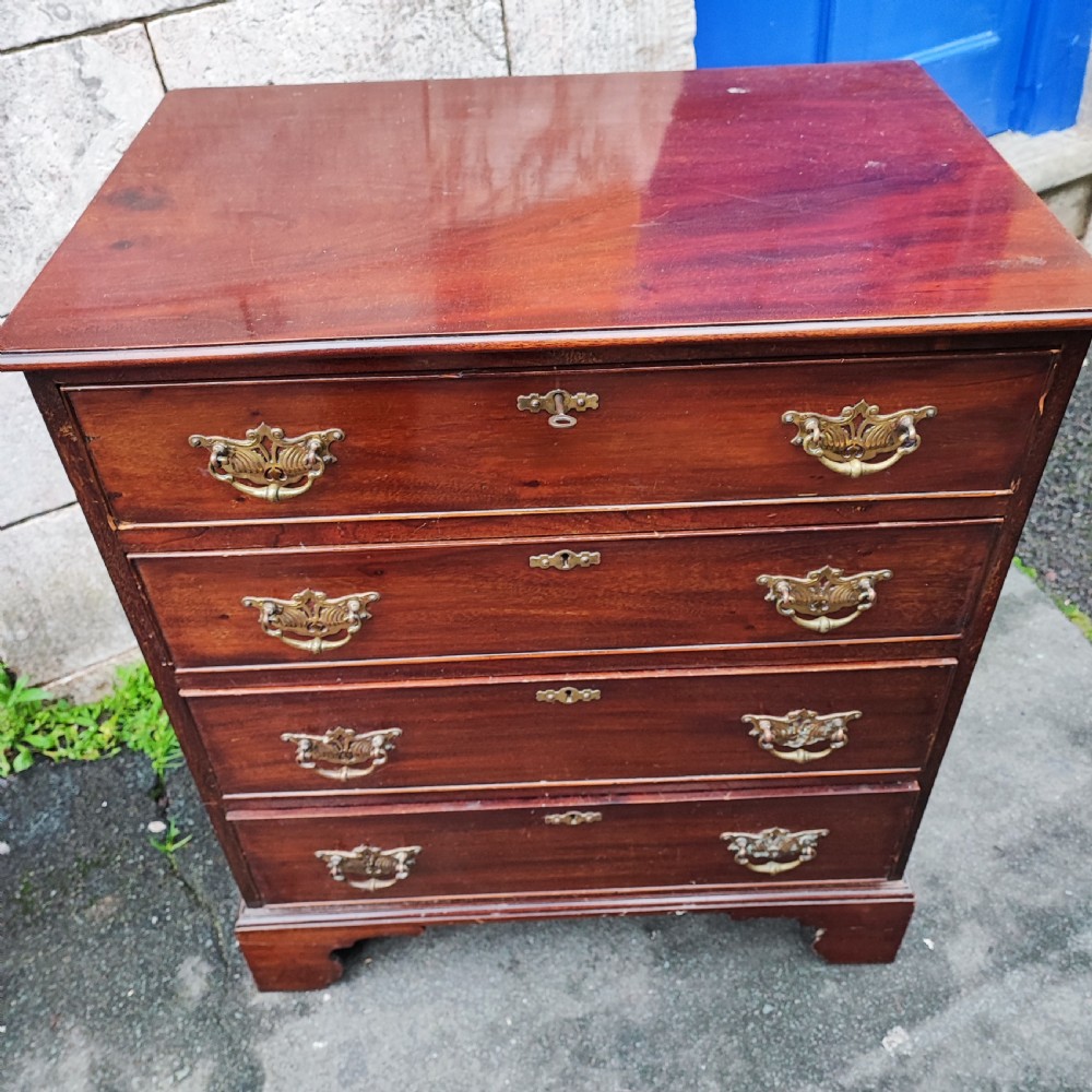 Quality small antique mahogany chest of drawers  View II