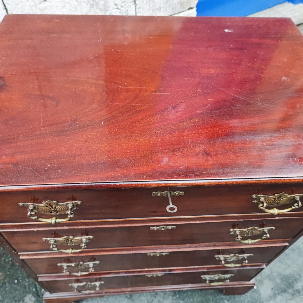 Quality small antique mahogany chest of drawers  View III