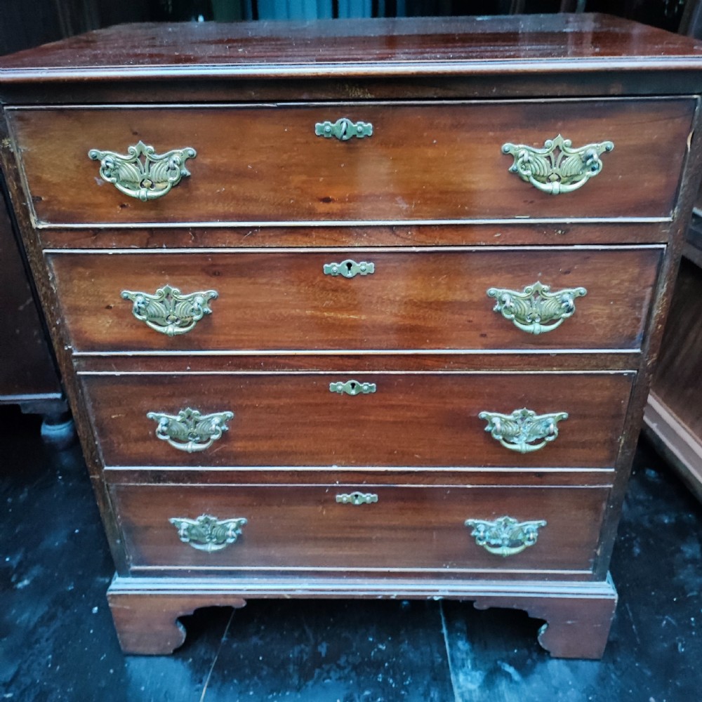 Quality small antique mahogany chest of drawers  View IV