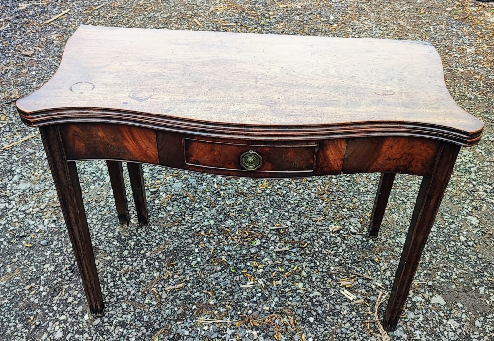 Fine Georgian serpentine mahogany tea table 