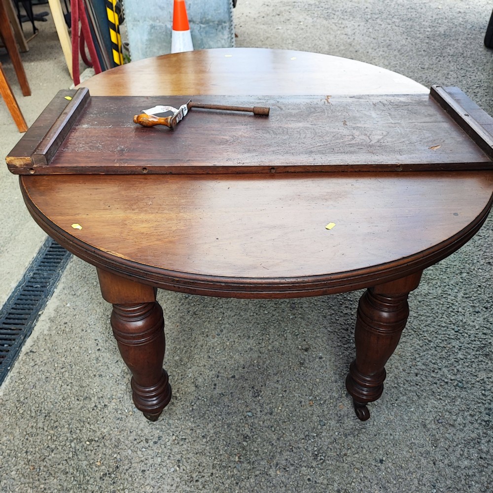 Good Victorian mahogany extending dining table
