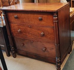 STYLISH WILLIAM IV CHEST OF DRAWERS IN MAHOGANY