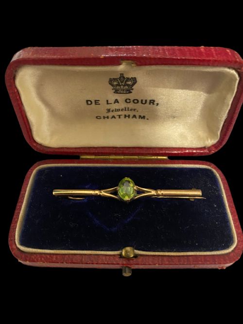 edwardian 9ct gold peridot bar brooch - CATEGORY: ANTIQUE JEWELLERY - DATED EDWARDIAN