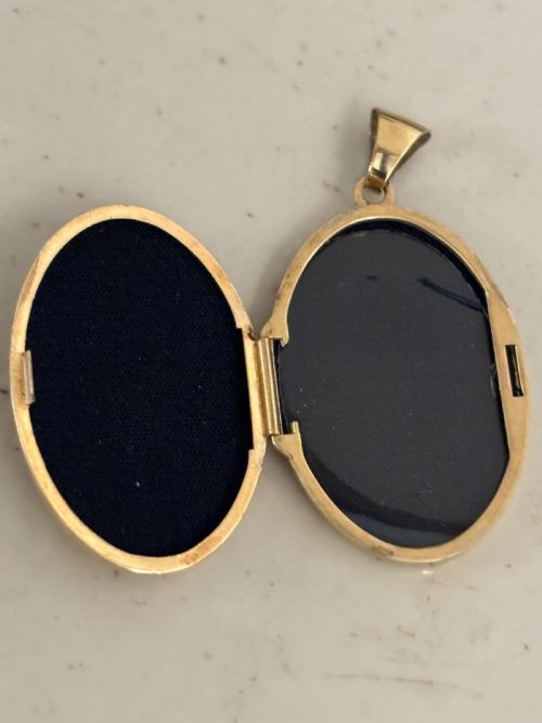 LARGE VINTAGE LOCKET - ADDITIONAL PHOTO 2