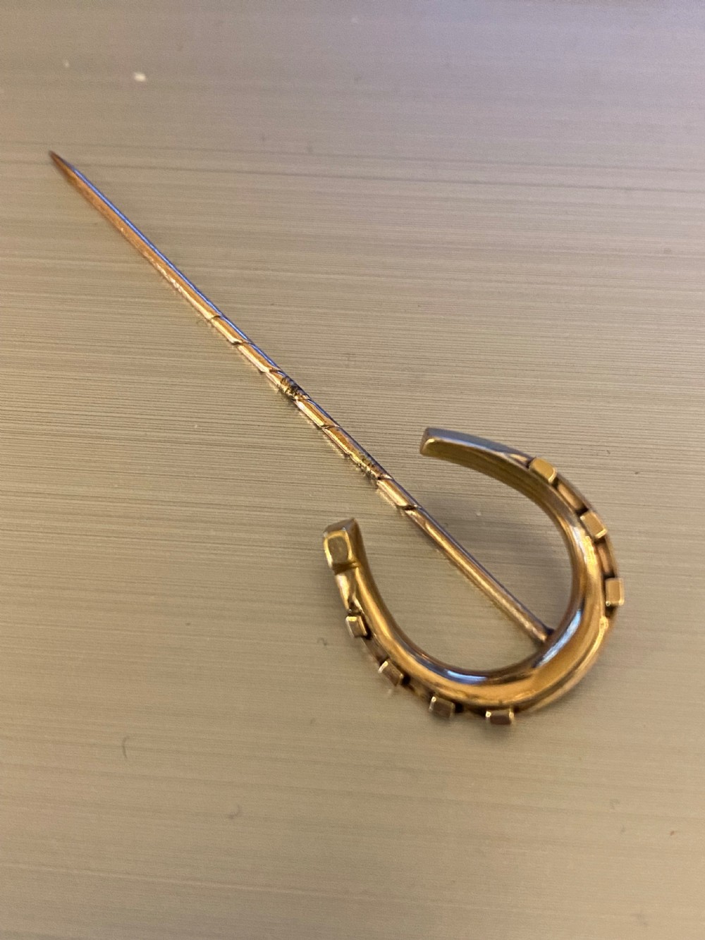 9ct gold Edwardian horseshoe brooch/lapelpin  View II