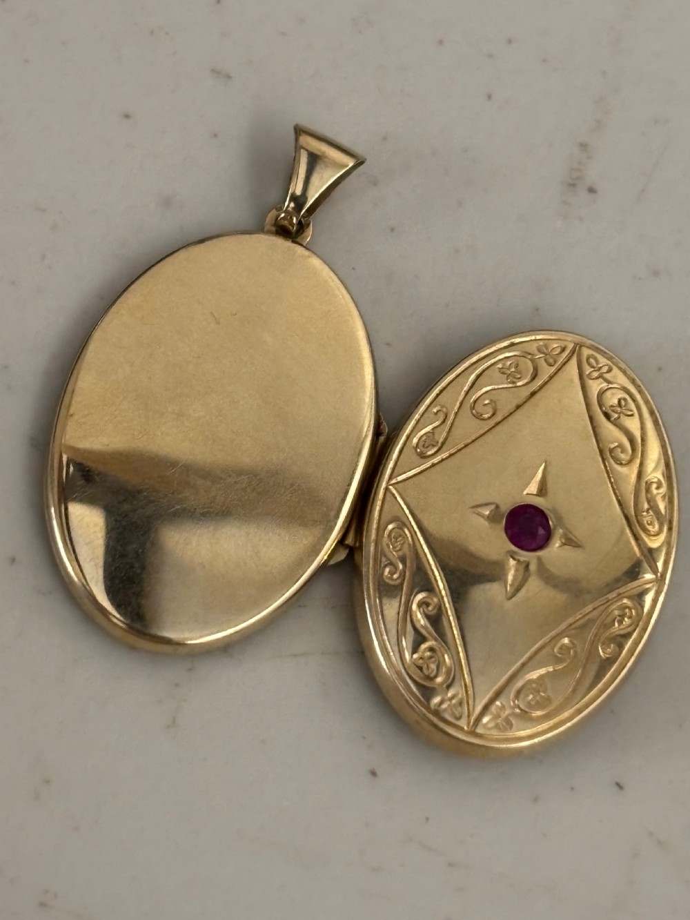 Large vintage locket View II