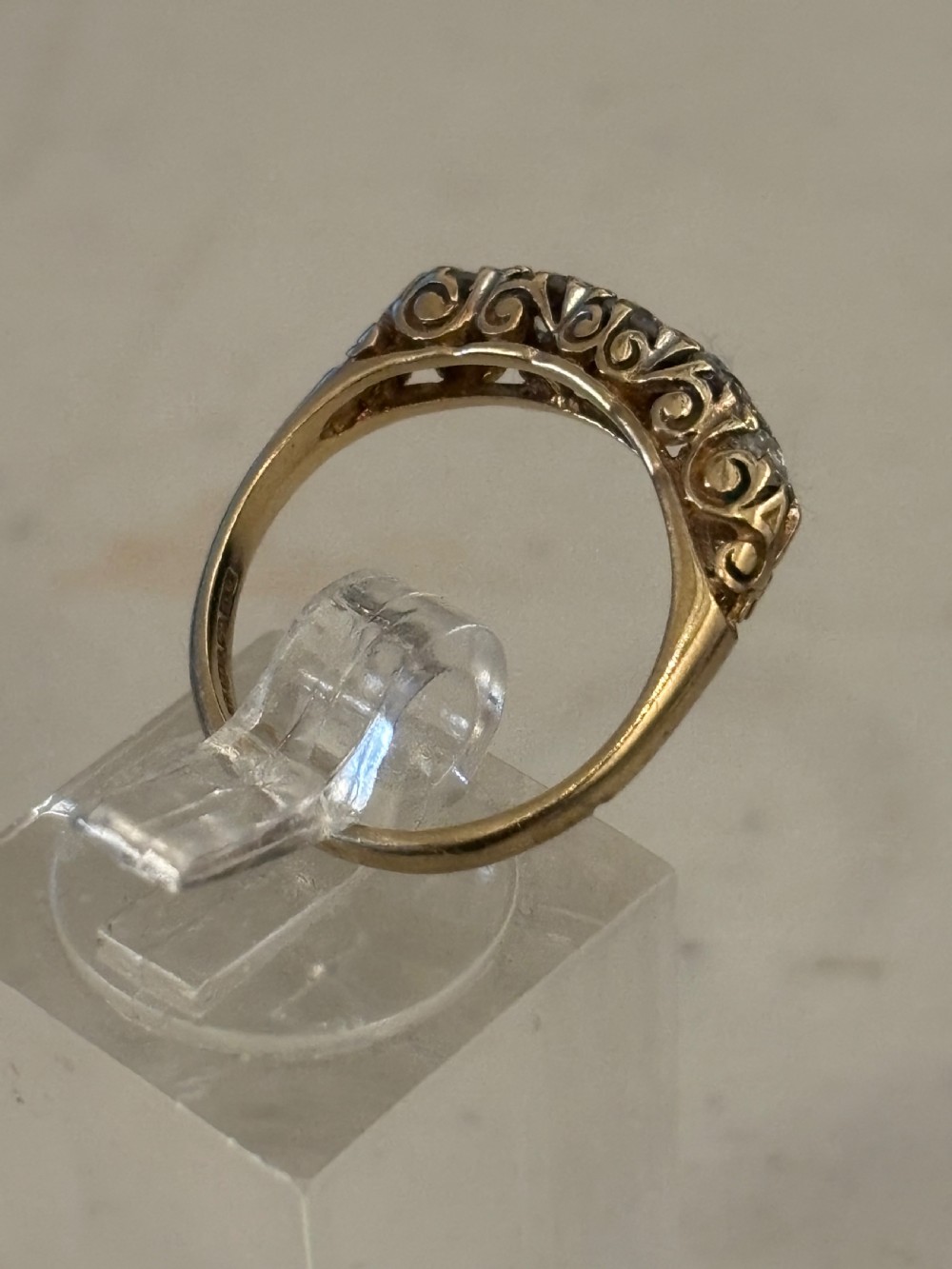 Vintage five stone gold ring View IV