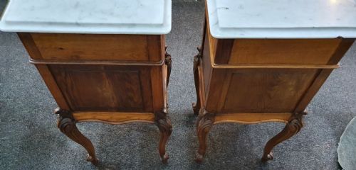 PAIR EARLY 1900S FRENCH OAK MARBLE TOP BEDSIDE CABINETS - ADDITIONAL PHOTO 5