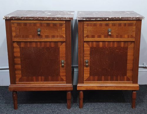 PAIR OF FRENCH ROSE MARBLE TOPPED BEDSIDE CABINETS IN OAK WITH MAHOGANY VENEER PARQUETRY EARLY 1900S - ADDITIONAL PHOTO 1