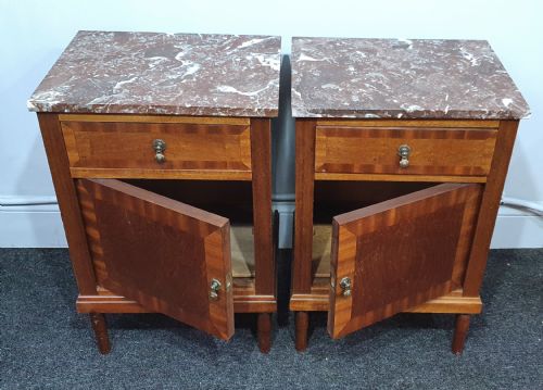 PAIR OF FRENCH ROSE MARBLE TOPPED BEDSIDE CABINETS IN OAK WITH MAHOGANY VENEER PARQUETRY EARLY 1900S - ADDITIONAL PHOTO 2