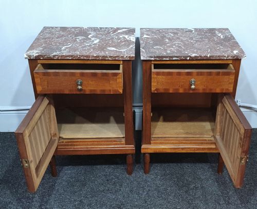 PAIR OF FRENCH ROSE MARBLE TOPPED BEDSIDE CABINETS IN OAK WITH MAHOGANY VENEER PARQUETRY EARLY 1900S - ADDITIONAL PHOTO 3