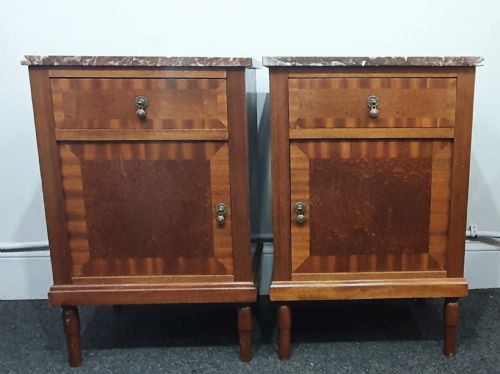 PAIR OF FRENCH ROSE MARBLE TOPPED BEDSIDE CABINETS IN OAK WITH MAHOGANY VENEER PARQUETRY EARLY 1900S - ADDITIONAL PHOTO 5