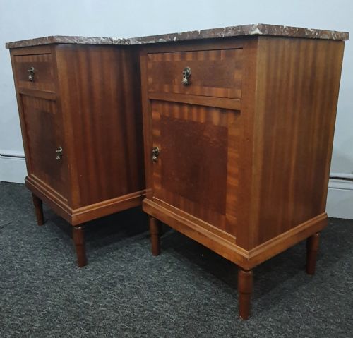 PAIR OF FRENCH ROSE MARBLE TOPPED BEDSIDE CABINETS IN OAK WITH MAHOGANY VENEER PARQUETRY EARLY 1900S - ADDITIONAL PHOTO 7