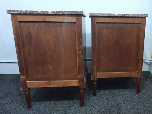 PAIR OF FRENCH ROSE MARBLE TOPPED BEDSIDE CABINETS IN OAK WITH MAHOGANY VENEER PARQUETRY EARLY 1900S - ADDITIONAL PHOTO 8