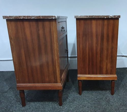 PAIR OF FRENCH ROSE MARBLE TOPPED BEDSIDE CABINETS IN OAK WITH MAHOGANY VENEER PARQUETRY EARLY 1900S - ADDITIONAL PHOTO 9