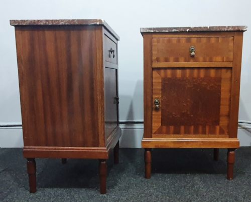 PAIR OF FRENCH ROSE MARBLE TOPPED BEDSIDE CABINETS IN OAK WITH MAHOGANY VENEER PARQUETRY EARLY 1900S - ADDITIONAL PHOTO 10
