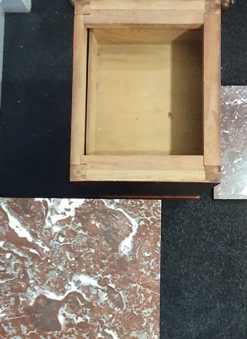PAIR OF FRENCH ROSE MARBLE TOPPED BEDSIDE CABINETS IN OAK WITH MAHOGANY VENEER PARQUETRY EARLY 1900S - ADDITIONAL PHOTO 12