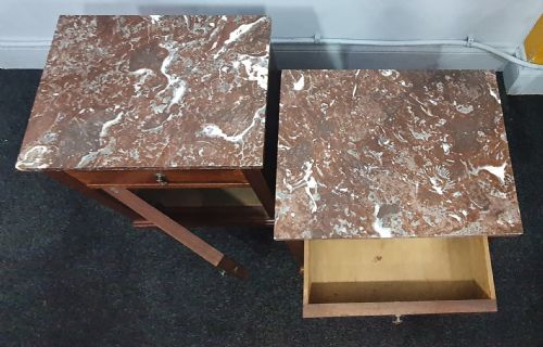 PAIR OF FRENCH ROSE MARBLE TOPPED BEDSIDE CABINETS IN OAK WITH MAHOGANY VENEER PARQUETRY EARLY 1900S - ADDITIONAL PHOTO 13