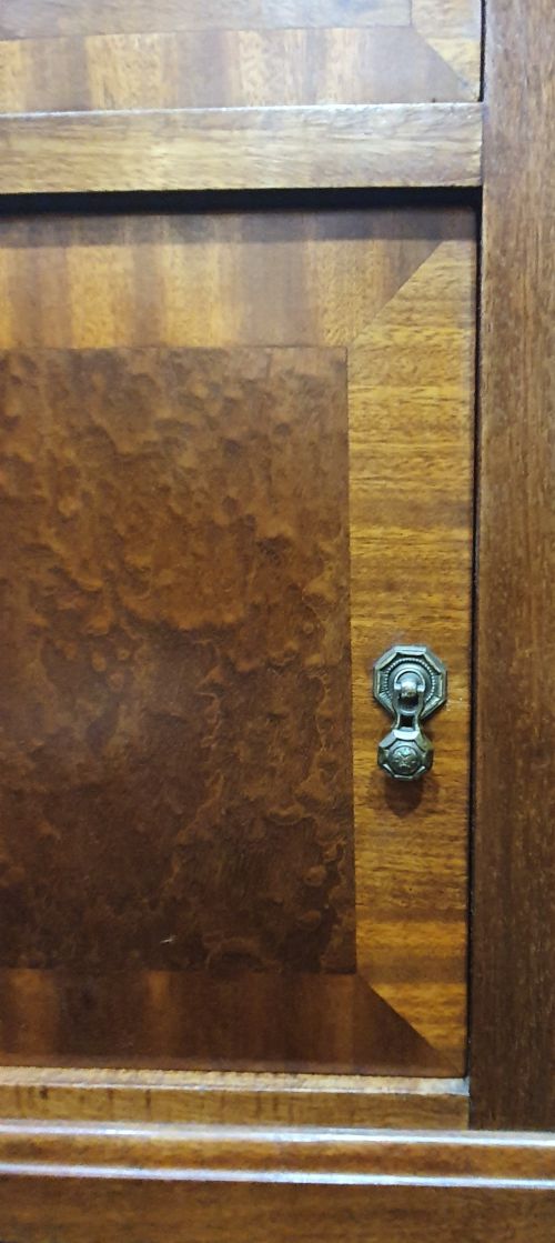 PAIR OF FRENCH ROSE MARBLE TOPPED BEDSIDE CABINETS IN OAK WITH MAHOGANY VENEER PARQUETRY EARLY 1900S - ADDITIONAL PHOTO 14
