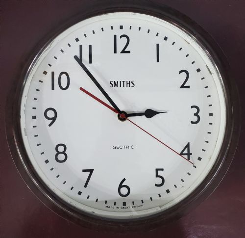 smiths sectric bakelite wall clock c1940 - CATEGORY: ANTIQUE CLOCKS - DATED 1940