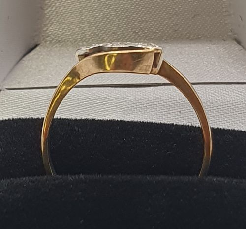 1930S ART DECO PLATINUM SET BRILLIANT CUT DIAMOND TRILOGY WITH 9CT GOLD SWIRLOVER BAND RING SIZE S - ADDITIONAL PHOTO 1
