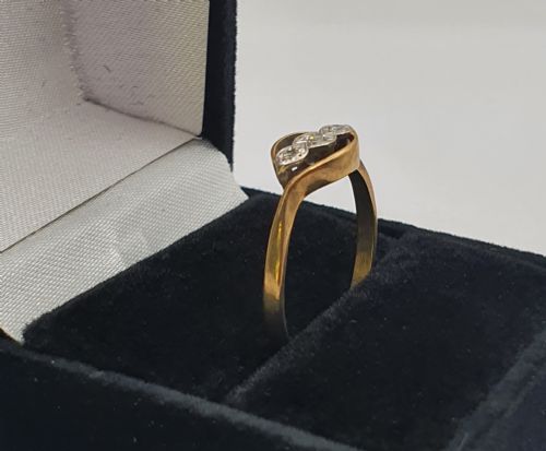 1930S ART DECO PLATINUM SET BRILLIANT CUT DIAMOND TRILOGY WITH 9CT GOLD SWIRLOVER BAND RING SIZE S - ADDITIONAL PHOTO 2