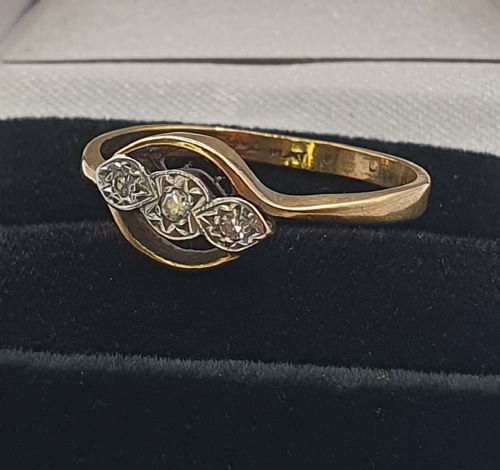 1930S ART DECO PLATINUM SET BRILLIANT CUT DIAMOND TRILOGY WITH 9CT GOLD SWIRLOVER BAND RING SIZE S - ADDITIONAL PHOTO 4
