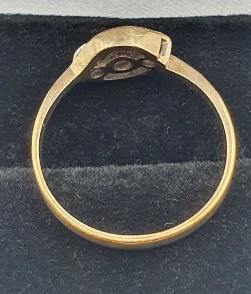 1930S ART DECO PLATINUM SET BRILLIANT CUT DIAMOND TRILOGY WITH 9CT GOLD SWIRLOVER BAND RING SIZE S - ADDITIONAL PHOTO 5