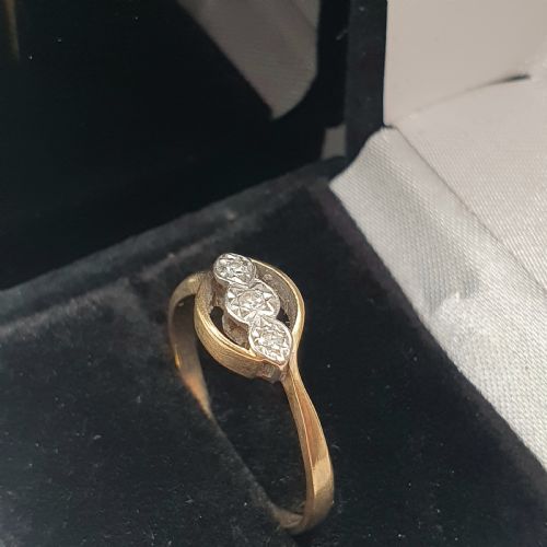 1930S ART DECO PLATINUM SET BRILLIANT CUT DIAMOND TRILOGY WITH 9CT GOLD SWIRLOVER BAND RING SIZE S - ADDITIONAL PHOTO 6