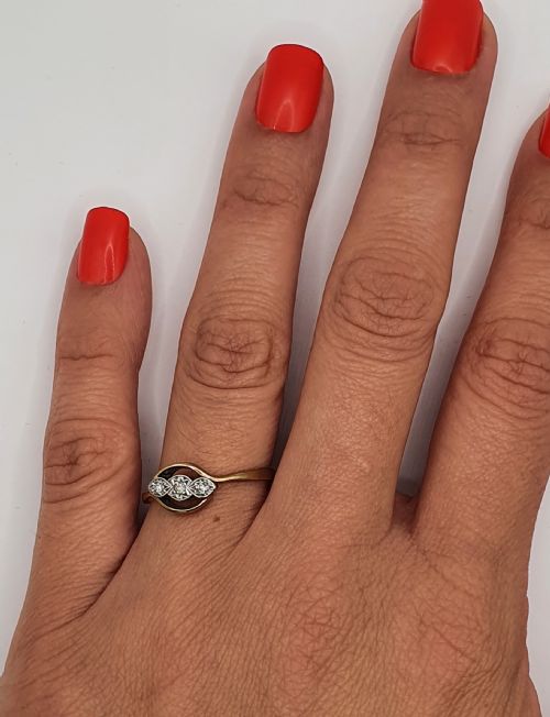 1930S ART DECO PLATINUM SET BRILLIANT CUT DIAMOND TRILOGY WITH 9CT GOLD SWIRLOVER BAND RING SIZE S - ADDITIONAL PHOTO 7