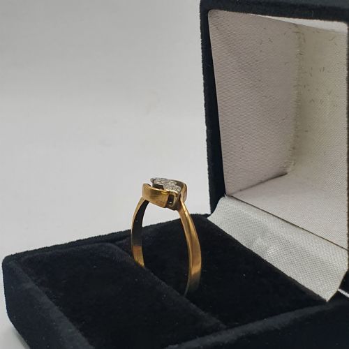 1930S ART DECO PLATINUM SET BRILLIANT CUT DIAMOND TRILOGY WITH 9CT GOLD SWIRLOVER BAND RING SIZE S - ADDITIONAL PHOTO 3