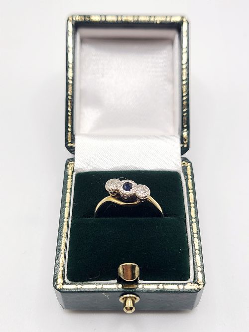 ART DECO SAPPHIRE DIAMOND TRILOGY ON 18CT GOLD PLATINUM TWIST RING J12 - ADDITIONAL PHOTO 7