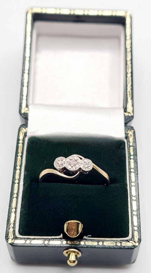 ART DECO 1930S CLASSIC GEOMETRIC DESIGN DIAMONDS SET INTO PLATINUM ON 18 CT GOLD BAND TRILOGY RING SIZE N12 - ADDITIONAL PHOTO 1