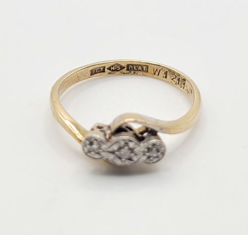 ART DECO 1930S CLASSIC GEOMETRIC DESIGN DIAMONDS SET INTO PLATINUM ON 18 CT GOLD BAND TRILOGY RING SIZE N12 - ADDITIONAL PHOTO 2