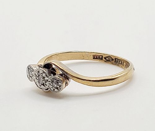 ART DECO 1930S CLASSIC GEOMETRIC DESIGN DIAMONDS SET INTO PLATINUM ON 18 CT GOLD BAND TRILOGY RING SIZE N12 - ADDITIONAL PHOTO 3