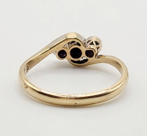 ART DECO 1930S CLASSIC GEOMETRIC DESIGN DIAMONDS SET INTO PLATINUM ON 18 CT GOLD BAND TRILOGY RING SIZE N12 - ADDITIONAL PHOTO 4