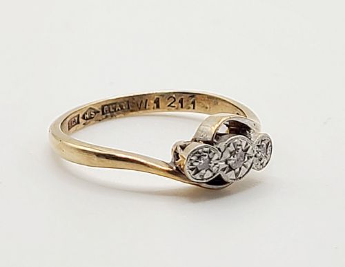 ART DECO 1930S CLASSIC GEOMETRIC DESIGN DIAMONDS SET INTO PLATINUM ON 18 CT GOLD BAND TRILOGY RING SIZE N12 - ADDITIONAL PHOTO 5