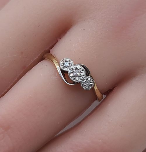 ART DECO 1930S CLASSIC GEOMETRIC DESIGN DIAMONDS SET INTO PLATINUM ON 18 CT GOLD BAND TRILOGY RING SIZE N12 - ADDITIONAL PHOTO 6