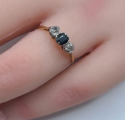 ART DECO 1920S SAPPHIRE DIAMOND TRILOGY ON 9CT GOLD RING SIZE N - ADDITIONAL PHOTO 2