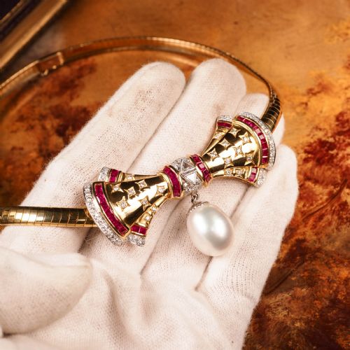A MARVELLOUS VINTAGE 18K GOLD RUBY DIAMOND PEARL BOW NECKLACE - ADDITIONAL PHOTO 3