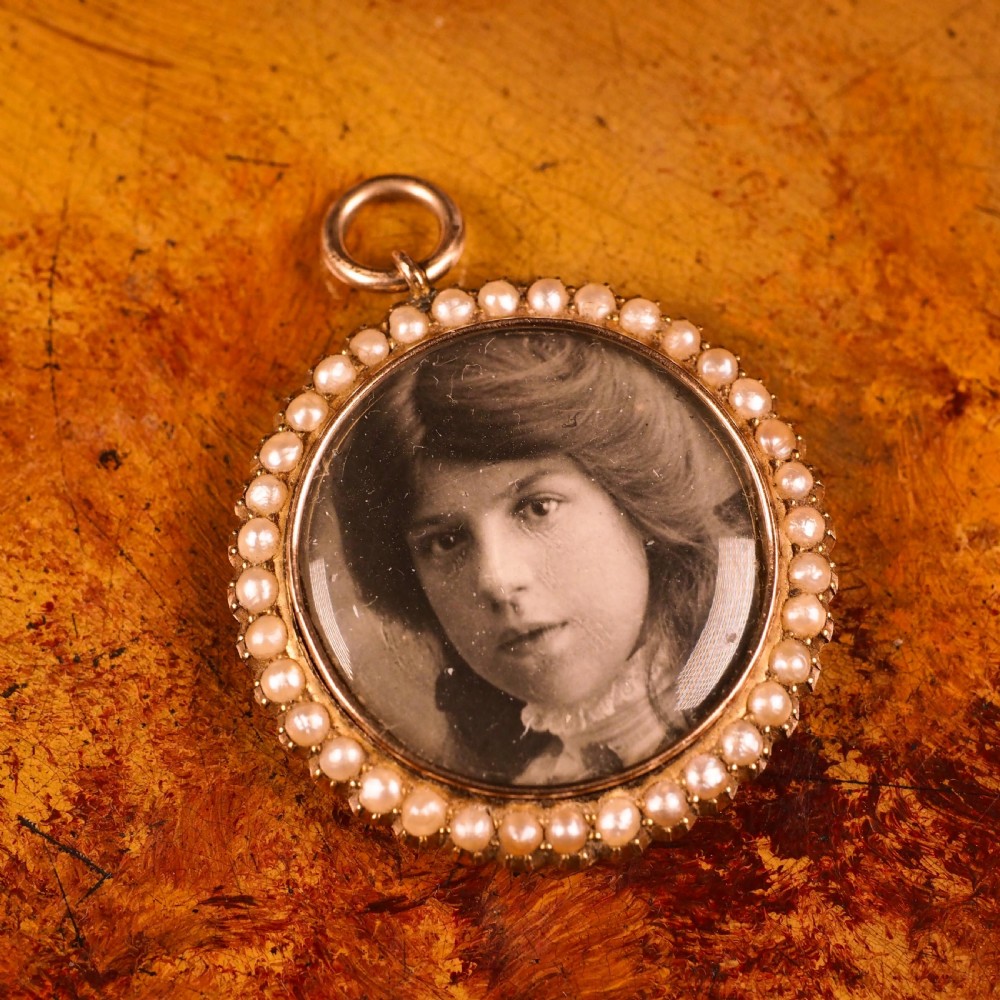 Antique Victorian 15K Gold Photo Locket Pendant with Cluster Seed Pearl Border - c.1890s View XII