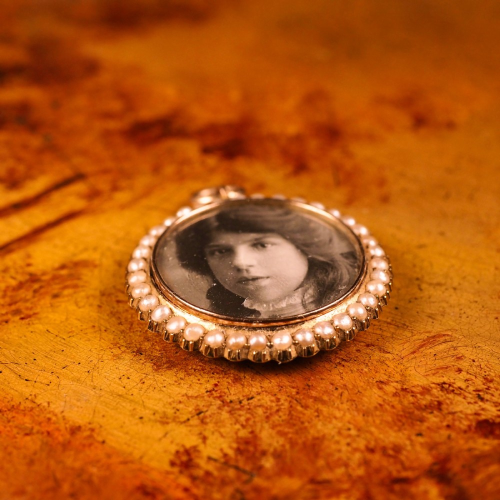 Antique Victorian 15K Gold Photo Locket Pendant with Cluster Seed Pearl Border - c.1890s View XIV