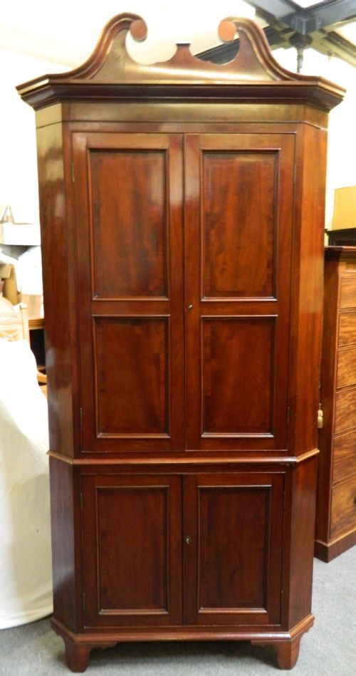 Georgian Mahogany Floor Standing Corner Cupboard