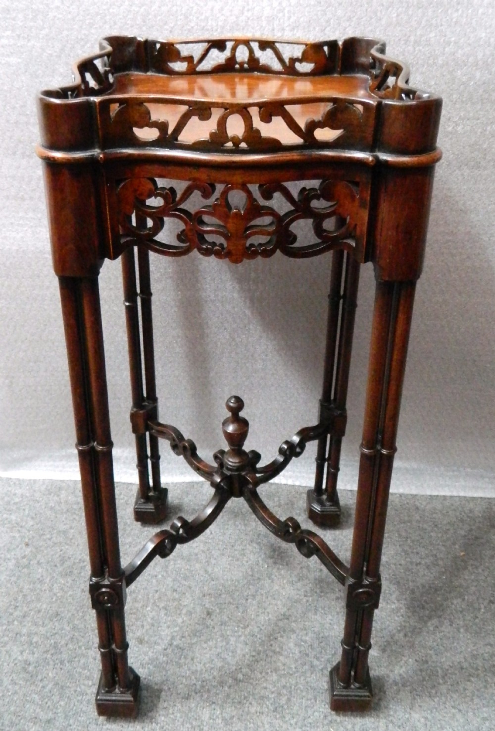 mahogany chippendale style urn stand
